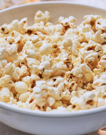 Popcorn süß in einer Schüssel Popcorn süß in einer Schüssel