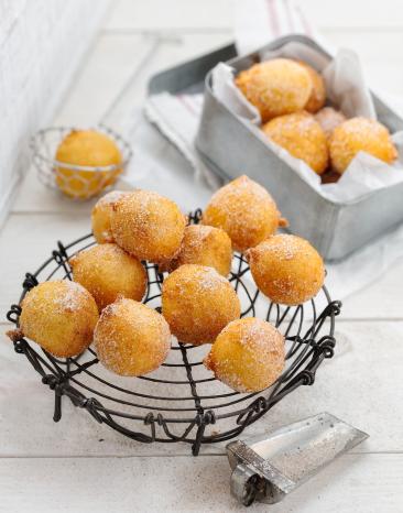 Viele Quarkbällchen auf einem Abtropfgitter.