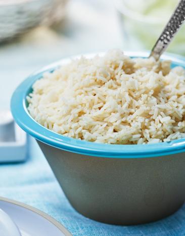 Quellreis in einer Schale mit Löffel.