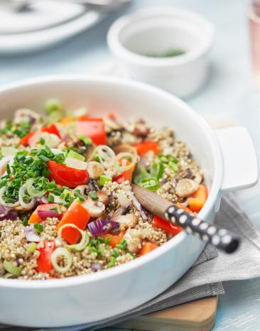 Quinoa mit Pilzen und Gemüse in einer Schüssel angerichtet.