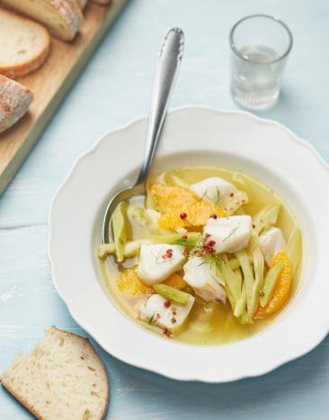 Ragout vom Kabeljau mit Fenchel und Orangen in einem Teller serviert.