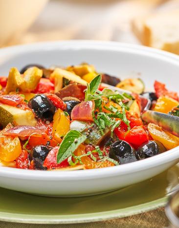Ratatouille aus Sommergemüse auf einem Teller angerichtet. Ratatouille aus Sommergemüse auf einem Teller angerichtet.