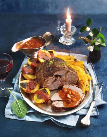 Braten auf einem Teller mit Kartoffeln und Gemüse.