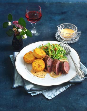 Rehbraten mit Polentatalern und Wirsinggemüse auf einem Teller!