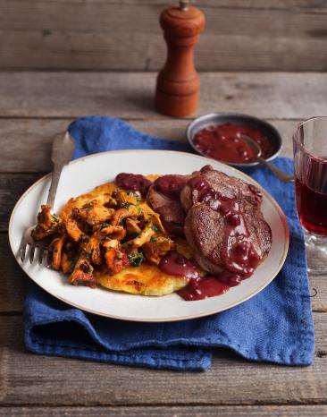 Rehschnitzel auf Kartoffelrösti mit Pfifferlingen und Preiselbeersauce