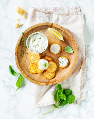 Ricotta-Zitronen-Aufstrich mit Parmesan und Kräutern