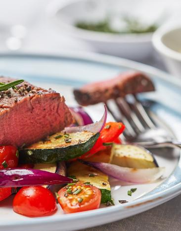 Rinderfilet mit mediterranem Gemüse auf einem Teller. Rinderfilet mit mediterranem Gemüse auf einem Teller.