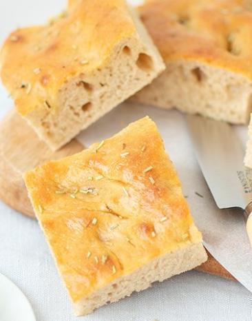 Rosmarin-Foccacia in Stücken mit Tomate. Rosmarin-Foccacia in Stücken mit Tomate.