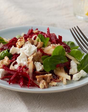 Rote-Bete-Apfel-Salat auf einem Teller angerichtet.