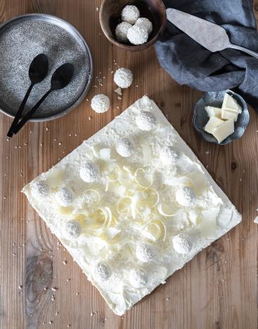 Ruckzuck-Raffaello-Torte auf einer Kuchenplatte. Ruckzuck-Raffaello-Torte auf einer Kuchenplatte.