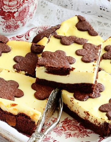 Russischer Zupfkuchenin Stücken auf Tellern.