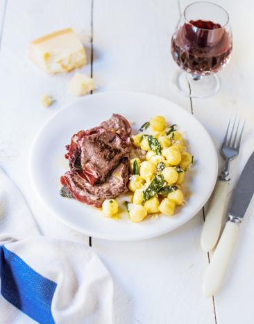 Saltimbocca vom Hirschrücken mit Gnocchi in Salbeibutter und Feldsalat