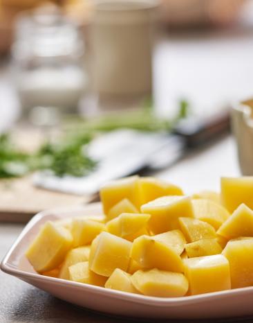 Salzkartoffeln in Würfeln auf einem Teller.