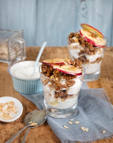 Schichtdessert mit Apfel-Zimt-Hafer-Karamell