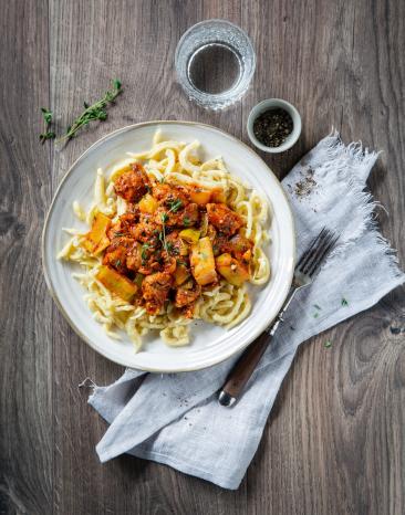 Schnelles Hähnchengulasch auf Teller