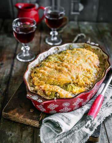 Schnitzelauflauf mit Gnocchi-Kruste in der Form auf einem Tisch.