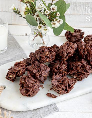 Mehrere Schokoknusperflakes auf einem Brettchen.
