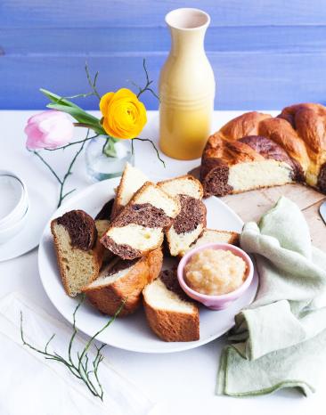 Schwarzweißer Osterkranz in Stücken auf einem Teller angerichtet. 