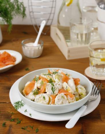 Schwedischer Kartoffelsalat mit Lachs auf einem Teller Schwedischer Kartoffelsalat mit Lachs auf einem Teller