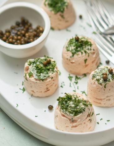 Soufflé vom Lachs aus dem Cookit auf einem Tablett mit Kräutern garniert.