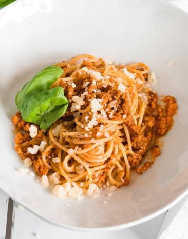 Spaghetti Bolognese auf weißem Teller garniert mit Basilikum. Spaghetti Bolognese auf weißem Teller garniert mit Basilikum.