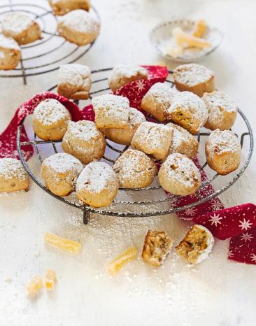 Stollenkonfekt mit Puderzucker bestäubt auf einem Gitter.