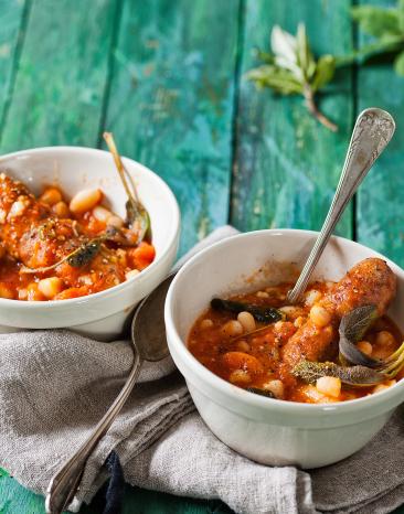 Tomaten-Bohnen-Topf mit Salsiccia in zwei Schalen.