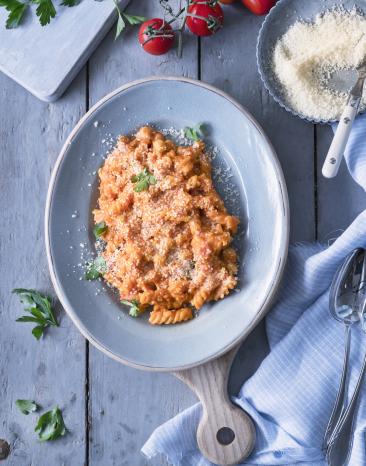 Ein Teller mit Tomaten-Kichererbsen-Pasta aus dem Cookit.