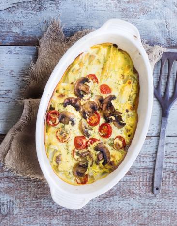 Überbackene Spargelröllchen mit Kräuter-Hollandaise in einer Auflaufform.