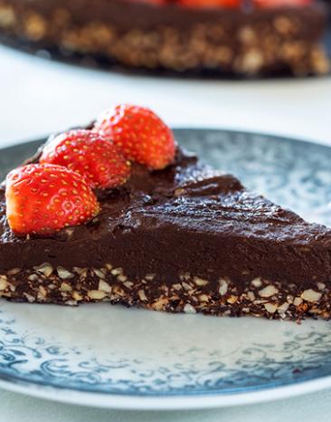 Ein Stück veganer Schokokuchen auf einem Teller. Ein Stück veganer Schokokuchen auf einem Teller.