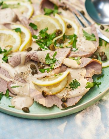 Vitello Tonnato auf einem Teller angerichtet.