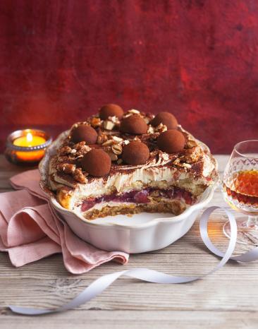 Tiramisu angeschnittenen in einer Form.