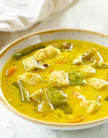 Weißfisch-Curry mit Chili auf einem Teller. Weißfisch-Curry mit Chili auf einem Teller.