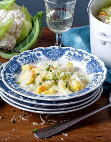 Wohliger Wintereintopf im tiefen Teller serviert