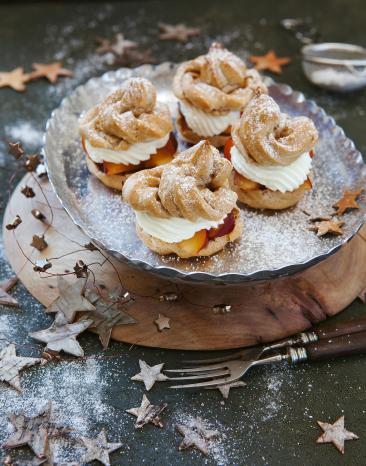 Zimt-Windbeutel mit Sahne und Pflaumen