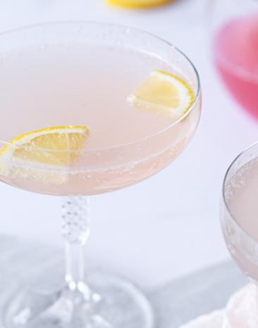 Zitronen-Pomelo-Limonade in Cocktailgläsern. Zitronen-Pomelo-Limonade in Cocktailgläsern.
