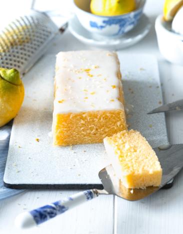 Angeschnittener Zitronenkuchen mit Zuckerguss aus dem Cookit.