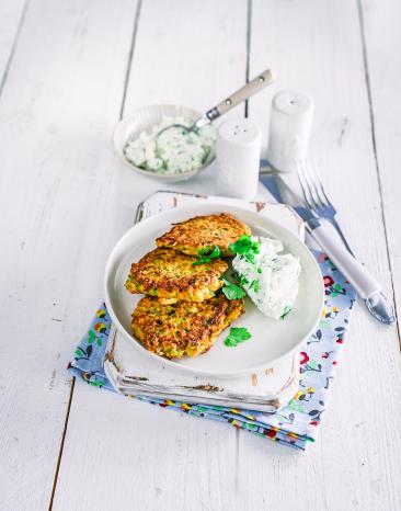 Zucchini-Karotten-Puffer mit Schafskäsedip Zucchini-Karotten-Puffer mit Schafskäsedip