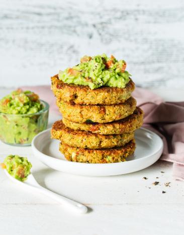 Zucchini-Tomaten-Puffer mit Avocadocreme