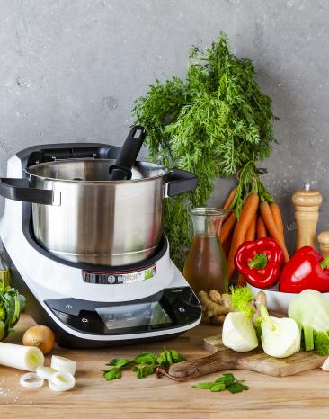 Cookit auf Arbeitsplatte mit Gemüsevielfalt