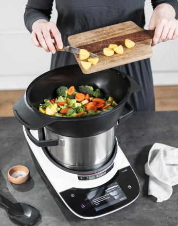 Buntes Gemüse kommt in den Cookit