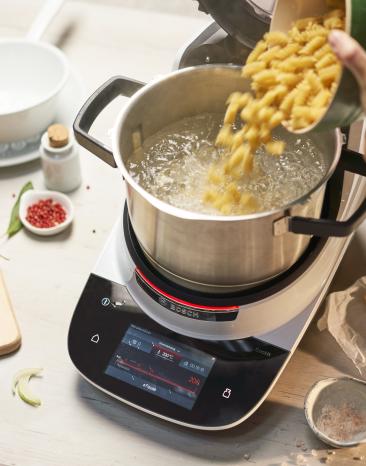 Cookit XL-Topf mit kochendem Wasser, in das Nudeln gegeben werden