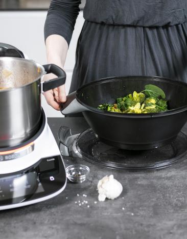 Cookit in Küche mit Dampfgarzubehör und Brokkoli