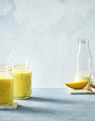 Kurkuma Milch in Gläsern Kurkuma Milch in Gläsern