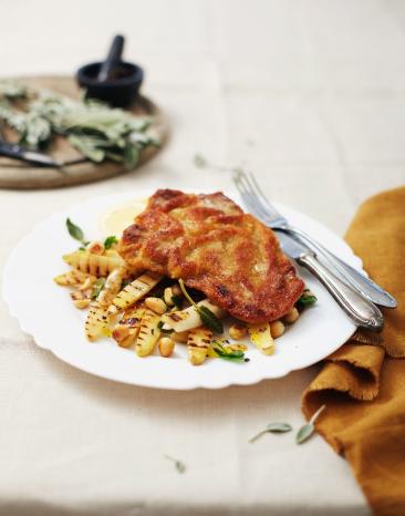 Gegrillter Spargel mit Haselnussbutter und Kalbsschnitzel Gegrillter Spargel mit Haselnussbutter und Kalbsschnitzel