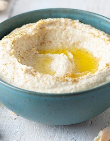 Kichererbsen-Hummus in einer kleinen Schale. Kichererbsen-Hummus in einer kleinen Schale.