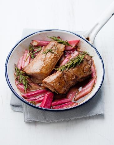 Kräuterschweinefilet auf Rhabarber