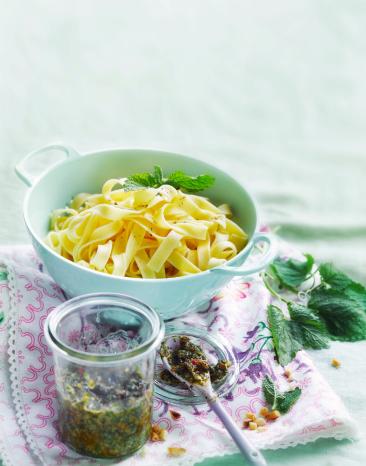 Tagliatelle mit Zitronenmelisse-Pesto