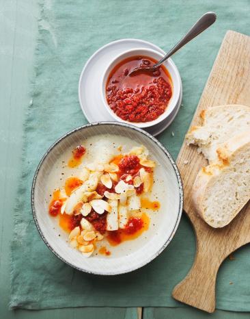 Weiße Spargelcremesuppe mit Tomatenöl und Mandelblättchen Weiße Spargelcremesuppe mit Tomatenöl und Mandelblättchen