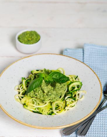 Zoodles mit Avocadopesto